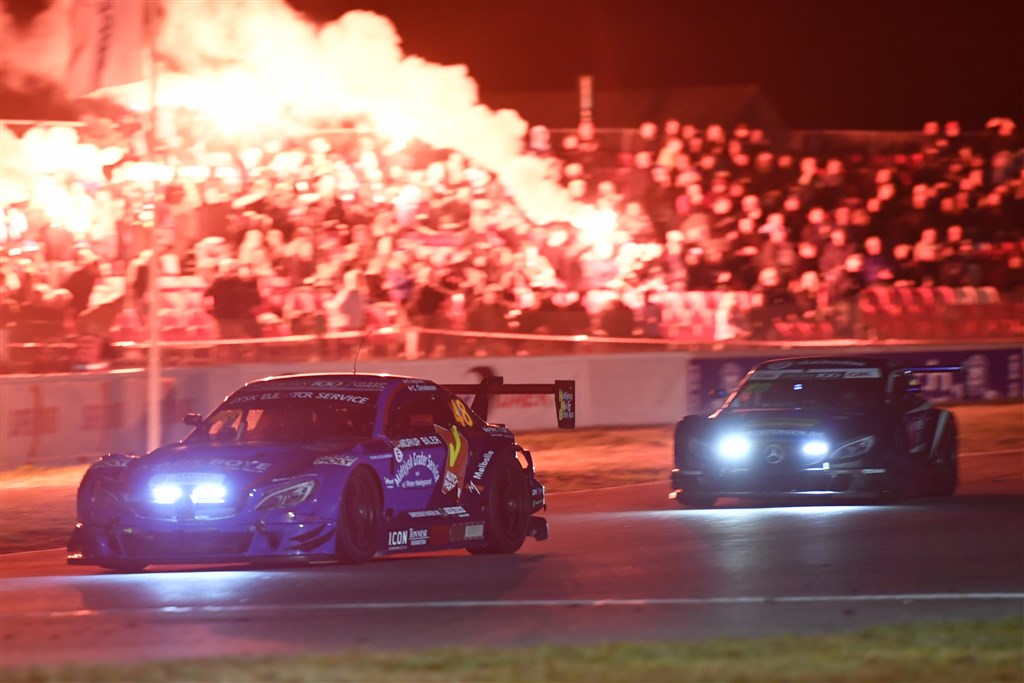 Night Race med stemning: Frederik Nymark måtte i sidste heat kæmpe for at holde tredjepladsen foran Ronnie Bremer.
(Foto: Morten Kimer Hansen)